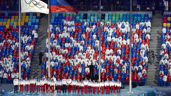 Hasteamento da bandeira russa durante a cerimônia de encerramento dos Jogos Olímpicos em Sochi, 2014 - Sputnik Brasil