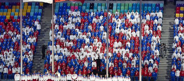 Hasteamento da bandeira russa durante a cerimônia de encerramento dos Jogos Olímpicos em Sochi, 2014 - Sputnik Brasil
