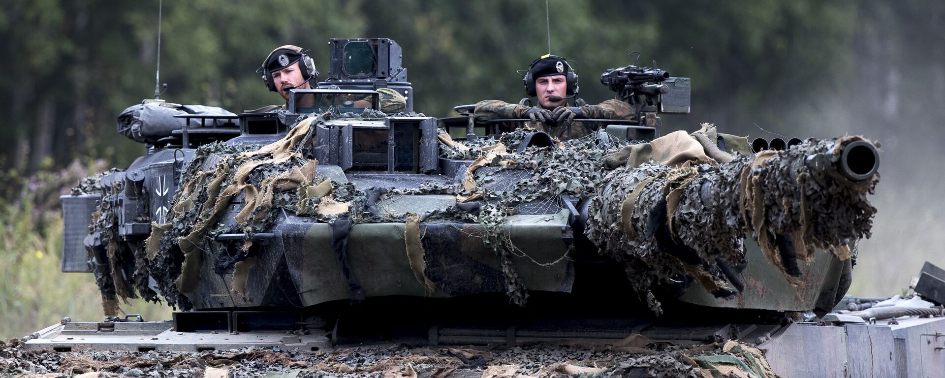 Soldados da Organização do Tratado do Atlântico Norte (OTAN) em um tanque alemão Leopard 2, durante exercício da aliança na Lituânia (foto de arquivo) - Sputnik Brasil, 1920, 11.06.2022