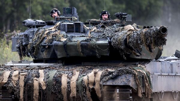 Soldados da Organização do Tratado do Atlântico Norte (OTAN) em um tanque alemão Leopard 2, durante exercício da aliança na Lituânia (foto de arquivo) - Sputnik Brasil