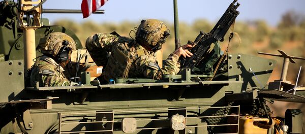 Comboio de veículos armados dos EUA nos arredores ocidentais da cidade síria de Manbij - Sputnik Brasil