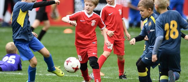 Crianças jogam futebol no estádio Moscovita Luzhniki - Sputnik Brasil
