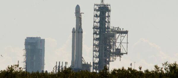 SpaceX's first Falcon Heavy rocket sits on launch pad 39A at Kennedy Space Center, waiting for the first engine test firing it's 27 engines together, in Cape Canaveral, Florida - Sputnik Brasil