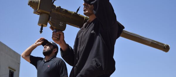 Rebeldes sírios monitoram céu com sistema de defesa antiaérea FN-6 nos arredores de Homs, Síria - Sputnik Brasil