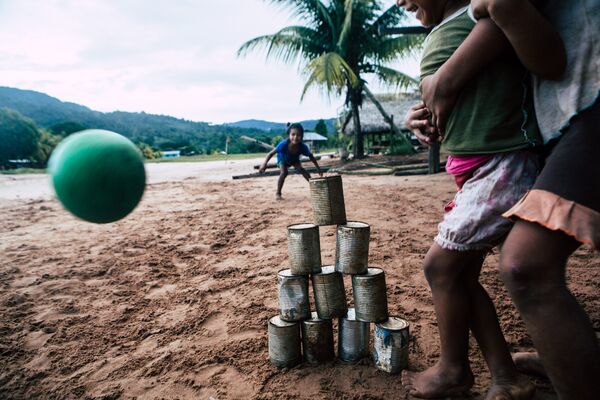 Crianças jogando futebol em uma aldeia indígena Crianças jogando futebol em uma aldeia indígena - Sputnik Brasil