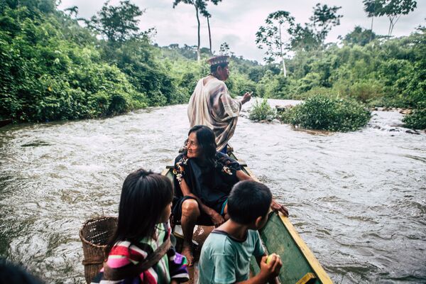 Um grupo de ashaninkas viaja em uma embarcação Um grupo de ashaninkas viaja em uma embarcação - Sputnik Brasil