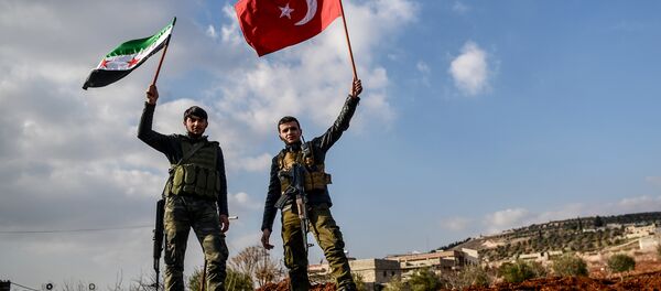 Rebeldes sírios apoiados pela Turquia com bandeiras turcas e do Exército Livre da Síria - Sputnik Brasil