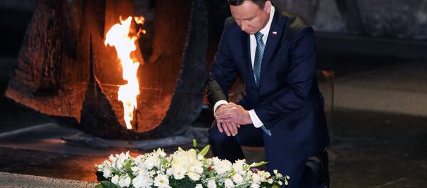 Presidente polonês, Andrzej Duda, depositando uma coroa de flores na Parede dos Nomes durante visita ao Memorial do Holocausto Yad Vashem - Sputnik Brasil