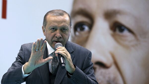 O presidente turco, Recep Tayyip Erdogan, discursa em uma reunião do seu partido em Amasya, Turquia, em 28 de janeiro de 2018 - Sputnik Brasil