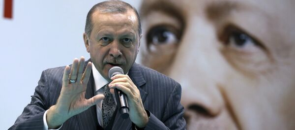 O presidente turco, Recep Tayyip Erdogan, discursa em uma reunião do seu partido em Amasya, Turquia, em 28 de janeiro de 2018 - Sputnik Brasil