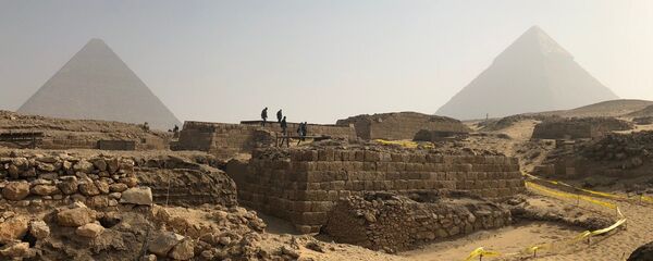 Túmulo descoberto nas pirâmides de Gizé por um funcionário do Império Antigo Túmulo descoberto nas pirâmides de Gizé por um funcionário do Império Antigo - Sputnik Brasil