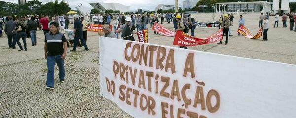 Eletricitários protestam em vários estados contra venda de distribuidoras da Eletrobras Eletricitários protestam em vários estados contra venda de distribuidoras da Eletrobras - Sputnik Brasil
