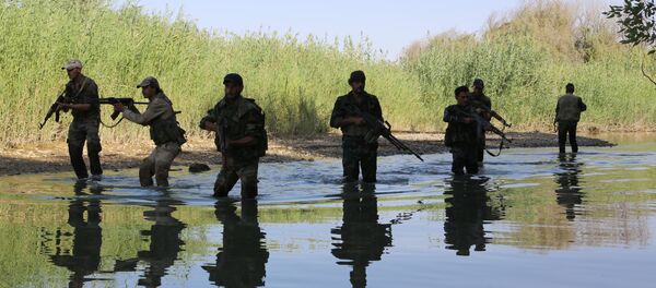 Soldados das forças pró-governo sírio no Eufrates Soldados das forças pró-governo sírio no Eufrates - Sputnik Brasil