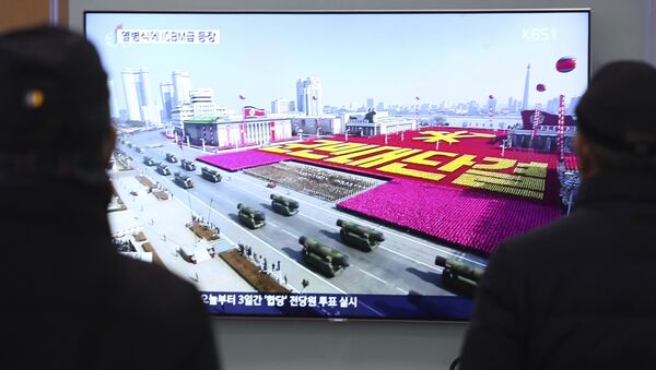 Pessoas assistem à transmissão do desfile militar em Pyongyang, Coreia do Norte, ocorrido em 8 de fevereiro de 2018 - Sputnik Brasil
