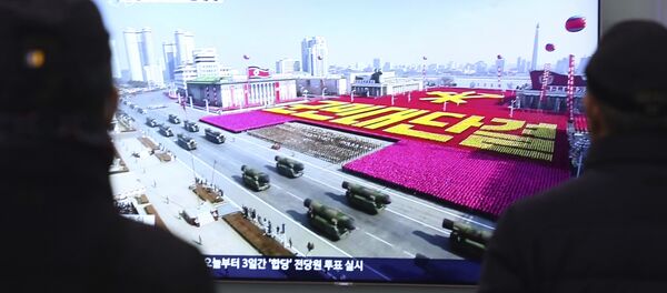 Pessoas assistem à transmissão do desfile militar em Pyongyang, Coreia do Norte, ocorrido em 8 de fevereiro de 2018 - Sputnik Brasil