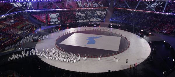 Athletes from North and South Korea wave Korean unification flags as they walk on stage during the opening ceremony of the 2018 Winter Olympics in Pyeongchang, South Korea, Friday, Feb. 9, 2018 - Sputnik Brasil