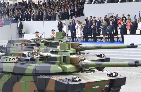 Presidente dos EUA, Donald Trump, presidente da França, Emmanuel Macron, e primeiras-damas, Melania Trump e Brigitte Macron, durante parada militar do Dia da Bastilha em Paris - Sputnik Brasil