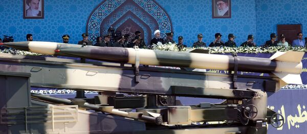 Míssil de médio alcance Zelzal é apresentado em parada militar no Irã - Sputnik Brasil