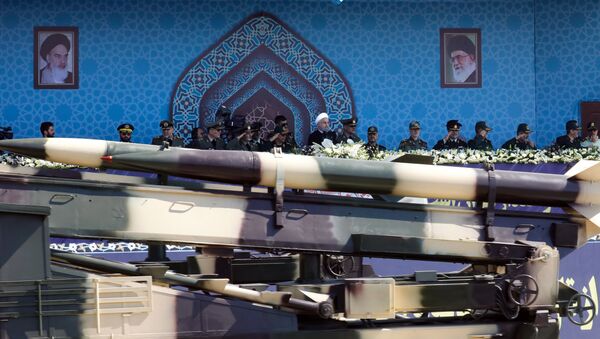 Míssil de médio alcance Zelzal é apresentado em parada militar no Irã - Sputnik Brasil
