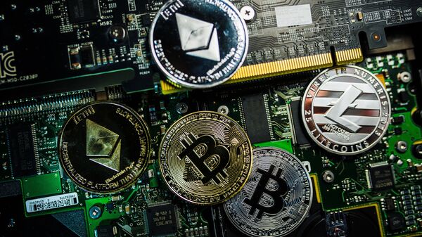 Moedas com os logotipos das criptomoedas bitcoin, litecoin e ethereum - Sputnik Brasil