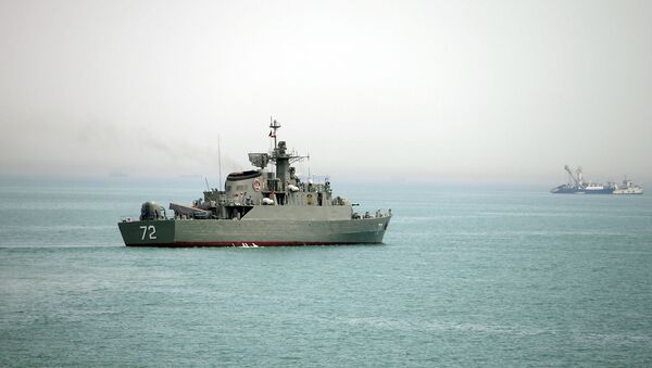 Navio de guerra iraniano Alborz no Estreito de Ormuz - Sputnik Brasil