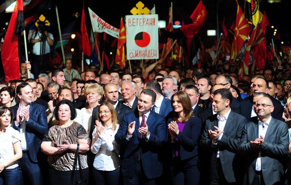 Além de manifestações contra o governo, houve também eventos a favor do governo. Cerca de 30 mil pessoas reuniram-se em 18 de maio em Skopje para expressar o seu apoio ao primeiro-ministro da Macedônia, Nikola Gruevski (centro). - Sputnik Brasil