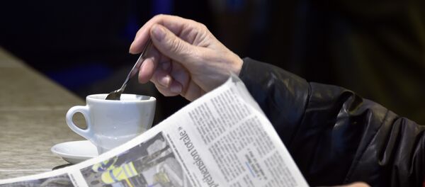 Homem lê um jornal francês tomando o café. - Sputnik Brasil