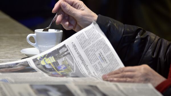 Homem lê um jornal francês tomando o café. - Sputnik Brasil