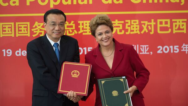 Dilma e primeiro-ministro chinês durante assinatura de atos - Sputnik Brasil