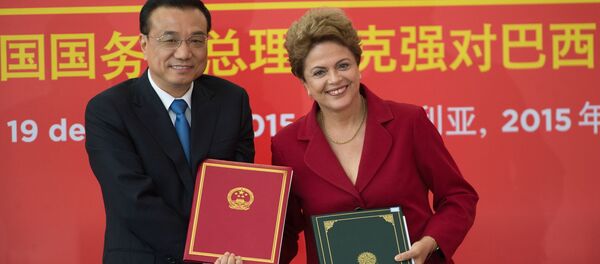 Dilma e primeiro-ministro chinês durante assinatura de atos - Sputnik Brasil