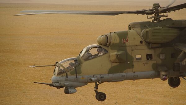 Helicóptero militar russo em zona deserta da província de Deir ez-Zor, Síria - Sputnik Brasil
