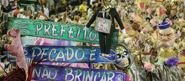 Mangueira levou para a Sapucaí o enredo Com dinheiro ou sem dinheiro eu brinco, em uma crítica direta ao atual prefeito do Rio - Sputnik Brasil