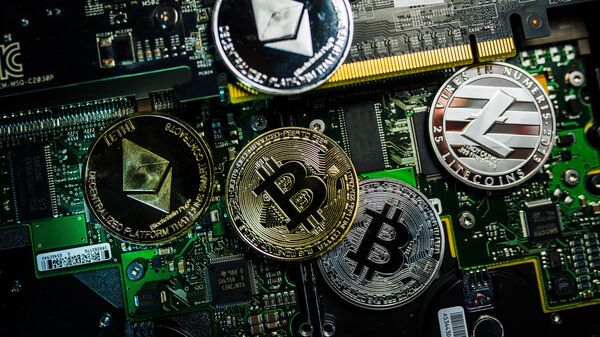 Souvenires de moedas com os logotipos das criptomoedas Bitcoin, Litecoin e Ethereum - Sputnik Brasil