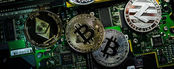 Souvenir de moedas com os logotipos das criptomoedas Bitcoin, Litecoin e Ethereum Souvenir de moedas com os logotipos das criptomoedas Bitcoin, Litecoin e Ethereum - Sputnik Brasil