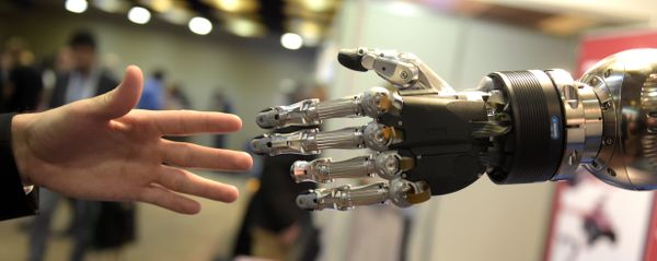 Homem tentando tocar mão robótica na Conferência Internacional de Robôs Humanoides em Madri (foto de arquivo) - Sputnik Brasil