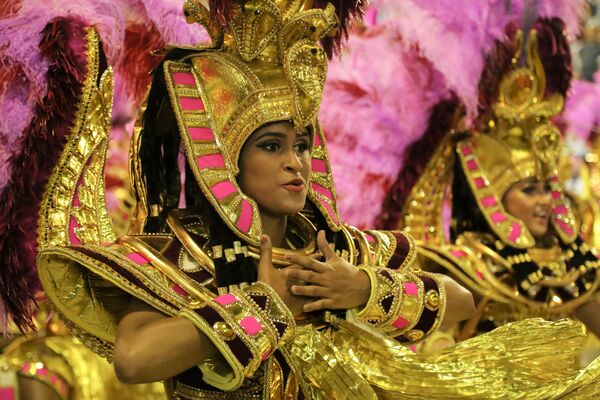 Fernanda Florentino, passista da escola de samba Acadêmicos do Salgueiro durante o desfile do dia 13 de fevereiro no Carnaval de 2018. Fernanda Florentino, passista da escola de samba Acadêmicos do Salgueiro durante o desfile do dia 13 de fevereiro no Carnaval de 2018. - Sputnik Brasil