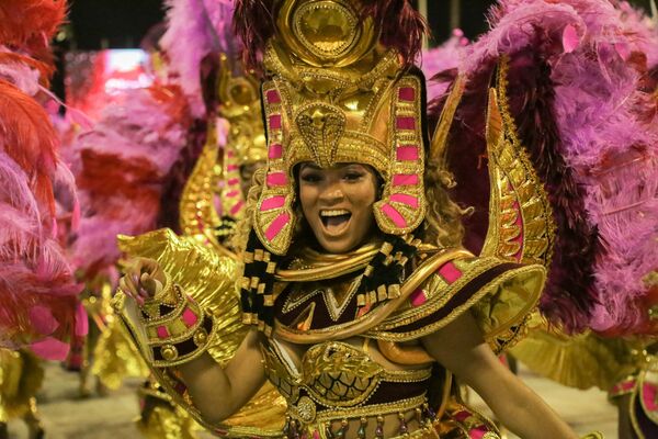 Rayane Guedes, passista da Acadêmicos do Salgueiro durante o desfile das escolas de samba do grupo especial do Rio de Janeiro, em 13 de fevereiro de 2018. Rayane Guedes, passista da Acadêmicos do Salgueiro durante o desfile das escolas de samba do grupo especial do Rio de Janeiro, em 13 de fevereiro de 2018. - Sputnik Brasil