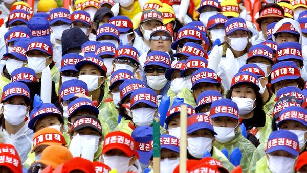Prostitutas sul-coreanas com bonés e máscaras para não ser identificadas perto da Assembleia Nacional em Seul (foto de arquivo) - Sputnik Brasil