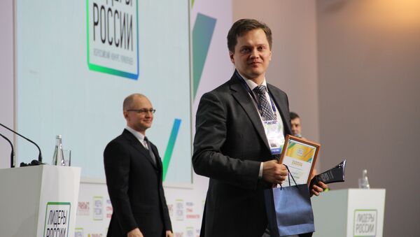 Denis Dyomin, funcionário da empresa Gazprom, de São Petersburgo, recebe título de vencedor do concurso Líderes da Rússia - Sputnik Brasil