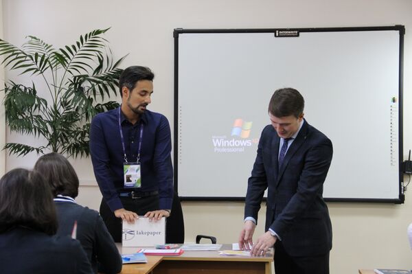 Valery Astanchuk, gerente do campo infantil Khaglar, e Nikolai Belykh, funcionário da corporação estatal russa Rosatom, durante uma aula aberta na escola Nº 9 de Sochi - Sputnik Brasil