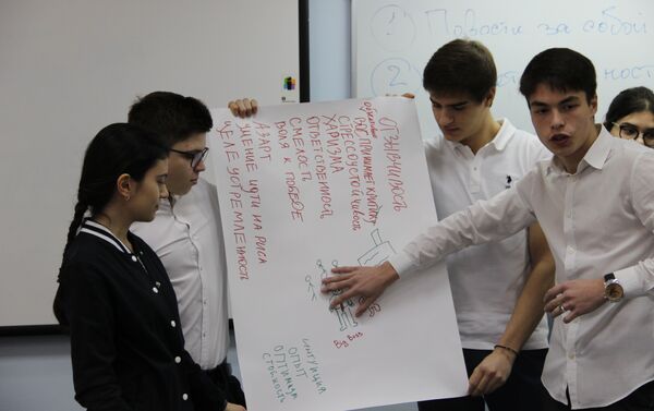 Alunos apresentam seu projeto durante uma aula aberta no campo do concurso Líderes da Rússia - Sputnik Brasil