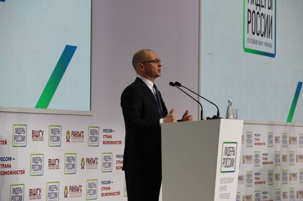 Sergei Kirienko, primeiro vice-chefe da administração da Presidência da Rússia, faz um discurso durante a cerimônia de encerramento do concurso Líderes da Rússia - Sputnik Brasil