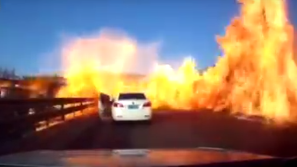 Caminhão provoca incêndio em estrada chinesa - Sputnik Brasil