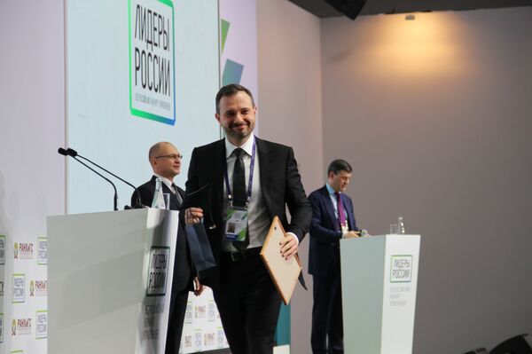 Maksim Karpov, funcionário da NLF Group, sorri após receber o certificado de vencedor do concurso Líderes da Rússia - Sputnik Brasil