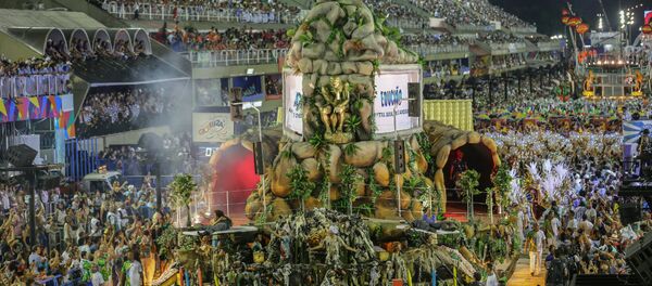 Desfile da Beija Flor no segundo dia do Grupo Especial na Sapucaí - Sputnik Brasil