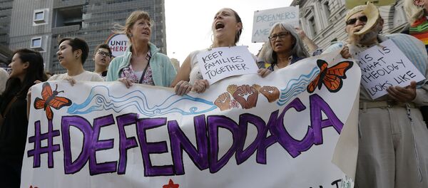 Apoiadores da Ação Diferida para Chegadas de Infância (DACA) gritam durante um protesto em frente ao Edifício Federal em San Francisco - Sputnik Brasil