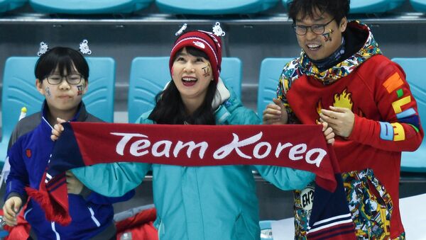 Torcedores apoiam a seleção conjunta de hóquei no gelo formada por jogadoras norte e sul-coreanas nos Jogos Olímpicos de 2018 - Sputnik Brasil