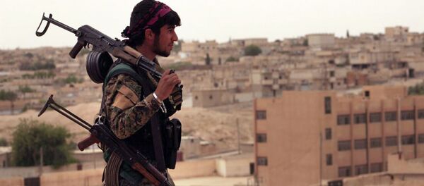 Militante das Forças Democráticas da Síria - Sputnik Brasil