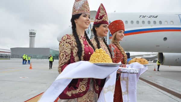 Moças em trajes nacionais dão boas-vindas ao presidente Putin no aeroporto de Kazan, foto de arquivo - Sputnik Brasil