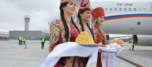 Moças em trajes nacionais dão boas-vindas ao presidente Putin no aeroporto de Kazan, foto de arquivo - Sputnik Brasil